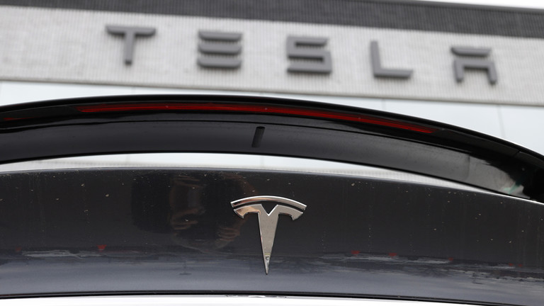 Tesla Robot Malfunctions, Injuring Engineer at Texas Factory