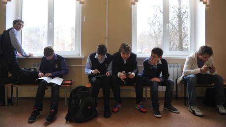 Russland erwägt ein Verbot von Mobiltelefonen in Schulen – RT Russland und die ehemalige Sowjetunion