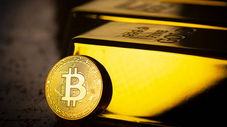 Gold and bitcoin spearhead a rebellion against the dollar — RT Business News