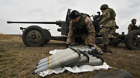 Ukrainian servicemen prepare artillery ammunition during in anti-drone drills.  
Sergei SUPINSKY