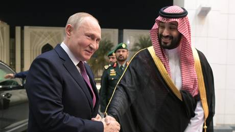 SEHEN SIE AN, wie Putin und eine russische Delegation in Saudi-Arabien ankommen – RT Russland und die ehemalige Sowjetunion