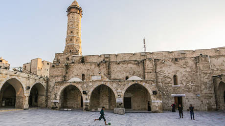 Gazas älteste Moschee liegt in Schutt und Asche – RT World News