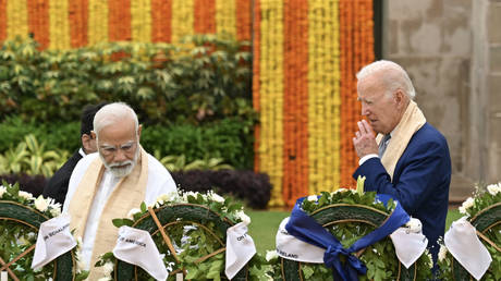 India's Prime Minister Narendra Modi (L) and US President Joe Biden arrive to pay respect at the Mahatma Gandhi memorial at Raj Ghat on the sidelines of the G20 summit in New Delhi on September 10, 2023.
