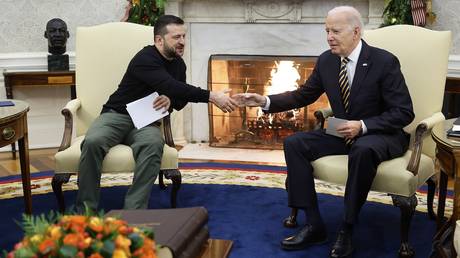 Ukrainian President Vladimir Zelensky (L) and US President Joe Biden in the Oval Office on December 12, 2023.