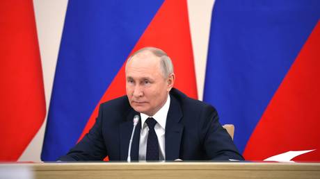 Putin answers nation&rsquo;s questions at marathon live event