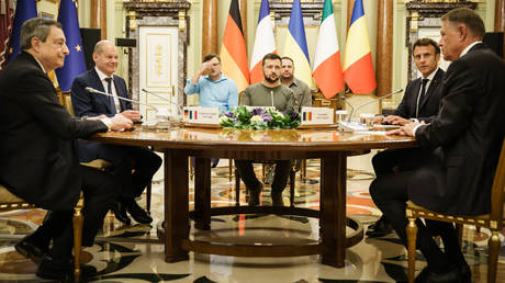 German Chancellor Olaf Scholz (2nd L) sits at the table with Mario Draghi (L), Italy's Prime Minister, Volodymyr Selensky, Ukrainian President, (C) Emmanuel Macron, France's President, (2nd R) and Klaus Iohannis, Romania's President (R) on June 16, 2022 in Kyiv, Ukraine.