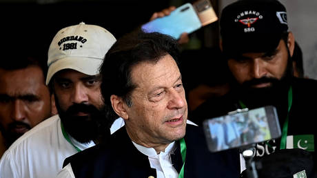 Jailed ex-Pakistani PM uses AI to address supporters — RT World News