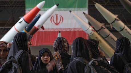 Iranische Streitkräfte erhalten neue „intelligente“ Raketen – RT World News