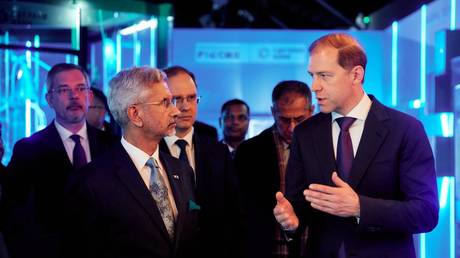 Russia's Minister of Industry and Trade Denis Manturov and Indian External Affairs Minister S. Jaishankar at the 'Russia' expo in Moscow, December 26, 2023