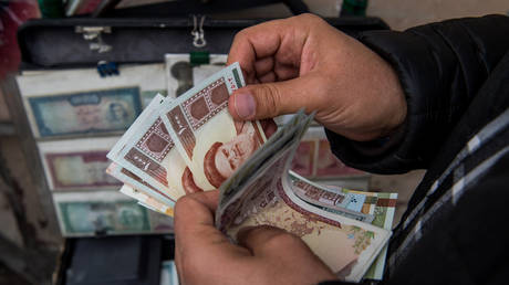 Iran und Russland verzichten offiziell auf Dollar – Medien – RT Business News