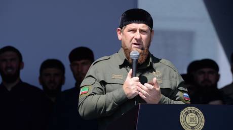 SEHEN SIE AN: Tschetschenischer Führer inspiziert „Dschihad-Wagen“ – RT Russland und die ehemalige Sowjetunion