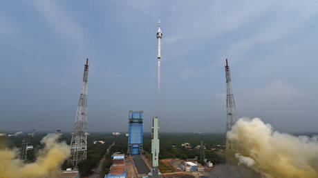 India to launch dozens of satellites to mitigate ‘threats’ along borders — RT India