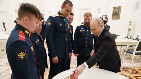 Putin lobt in seiner Neujahrsansprache „Heldensoldaten“ – RT Russia & Former Soviet Union