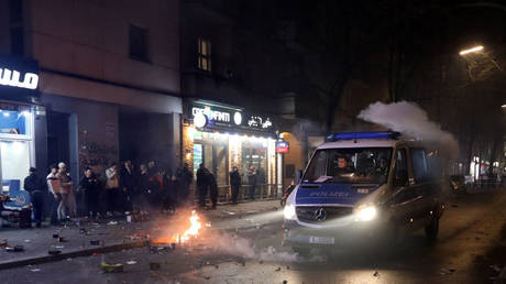 Сотни арестованы во время новогодней анархии во Франции и Германии (ВИДЕО) — RT World News