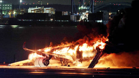 Passenger jet catches fire in Tokyo (VIDEOS)