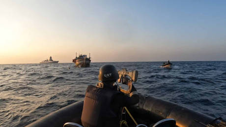 Indien reagiert auf die Entführung eines Schiffes vor der somalischen Küste – RT India