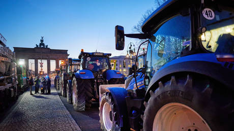 Немецкие фермеры перекрыли дороги по всей стране (ВИДЕО) — RT Business News