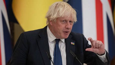 Boris Johnson denies ordering Ukraine ‘to fight’   — RT World News