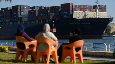 Die Mautgebühren für den Suezkanal steigen um 300 % – Sky News – RT Business News