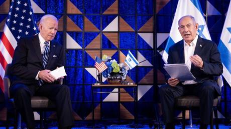 Joe Biden (L) listens to Benjamin Netanyahu as he reads a statement in Tel Aviv, Israel, October 18, 2023
