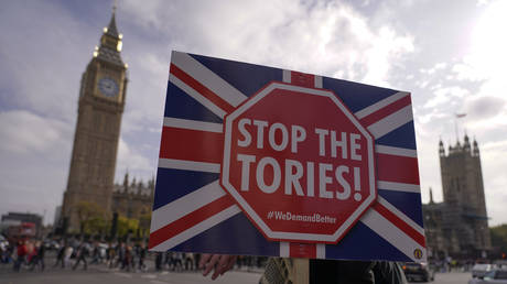 Umfrage sagt große Wahlniederlage für britische Regierung voraus – RT World News