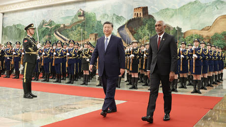 Maldives' President Mohamed Muizzu (R) and Chinese President Xi Jinping in Beijing, January 10, 2024