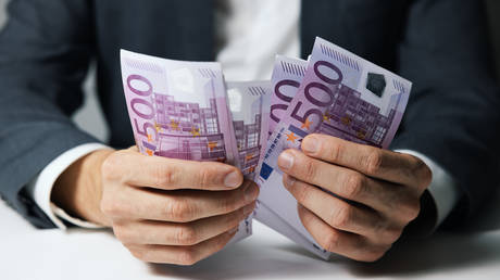 EU geht hart gegen Bargeldtransaktionen vor – RT Business News