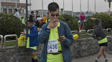 Kettenrauchender Marathonläufer disqualifiziert – RT World News