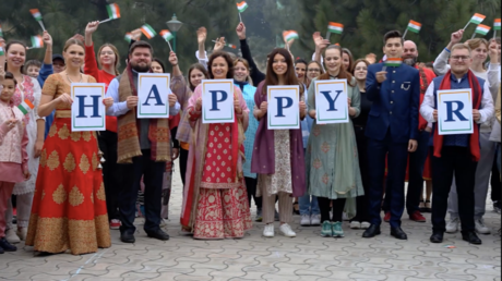 СМОТРЕТЬ, как российские дипломаты танцуют в День Республики Индии — RT India