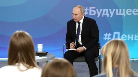 Putin enthüllt sein Ideal für russische Familien – RT Russland & ehemalige Sowjetunion
