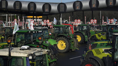 EU-Kommissionschef hofft auf „Konsens“ mit protestierenden Landwirten – RT World News