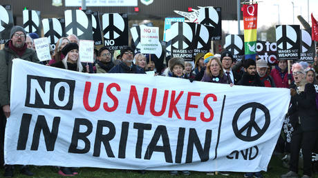 USA verlegen Atomwaffen nach Großbritannien – Telegraph – RT World News