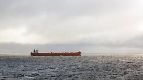 Боевой танкер хуситов перевозит российские нефтепродукты – репортаж — RT Business News