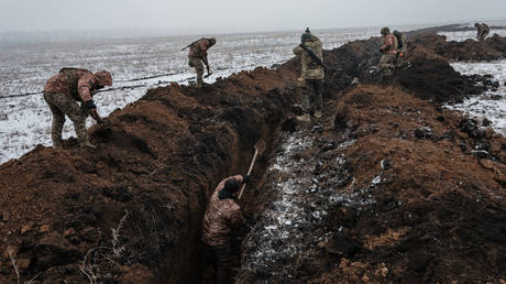 FILE PHOTO. Ukrainian servicemen make a trench near Bakhmut.