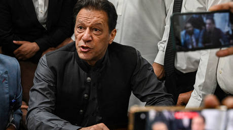 Ehemaliger pakistanischer Premierminister Imran Khan zu zehn Jahren Gefängnis verurteilt – RT World News