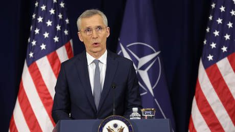 Waffen werden der Ukraine Frieden bringen – NATO – RT World News