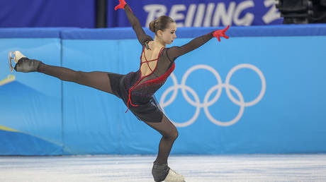 Российские олимпийские фигуристы опустились до бронзы после дисквалификации Валиевой — RT World News