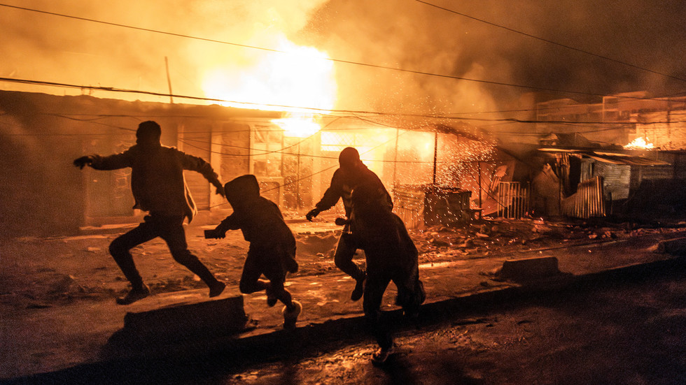 Gas explosion sparks deadly fire in African state (VIDEOS)