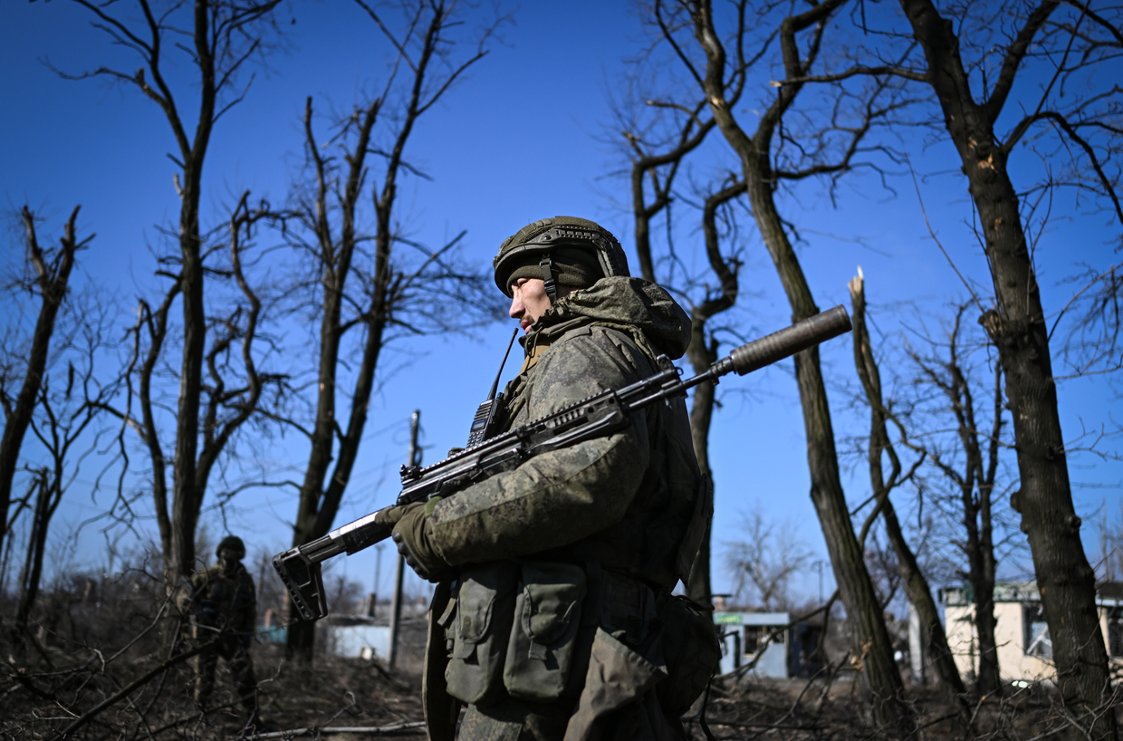 A Russian serviceman of the 55th motorised rifle brigade of the Central Military District patrols an area amid Russia's military operation in Ukraine in the town of Avdiivka near Donetsk, Donetsk People's Republic, Russia. Photo: Sputnik/Stanislav Krasilnikov. 