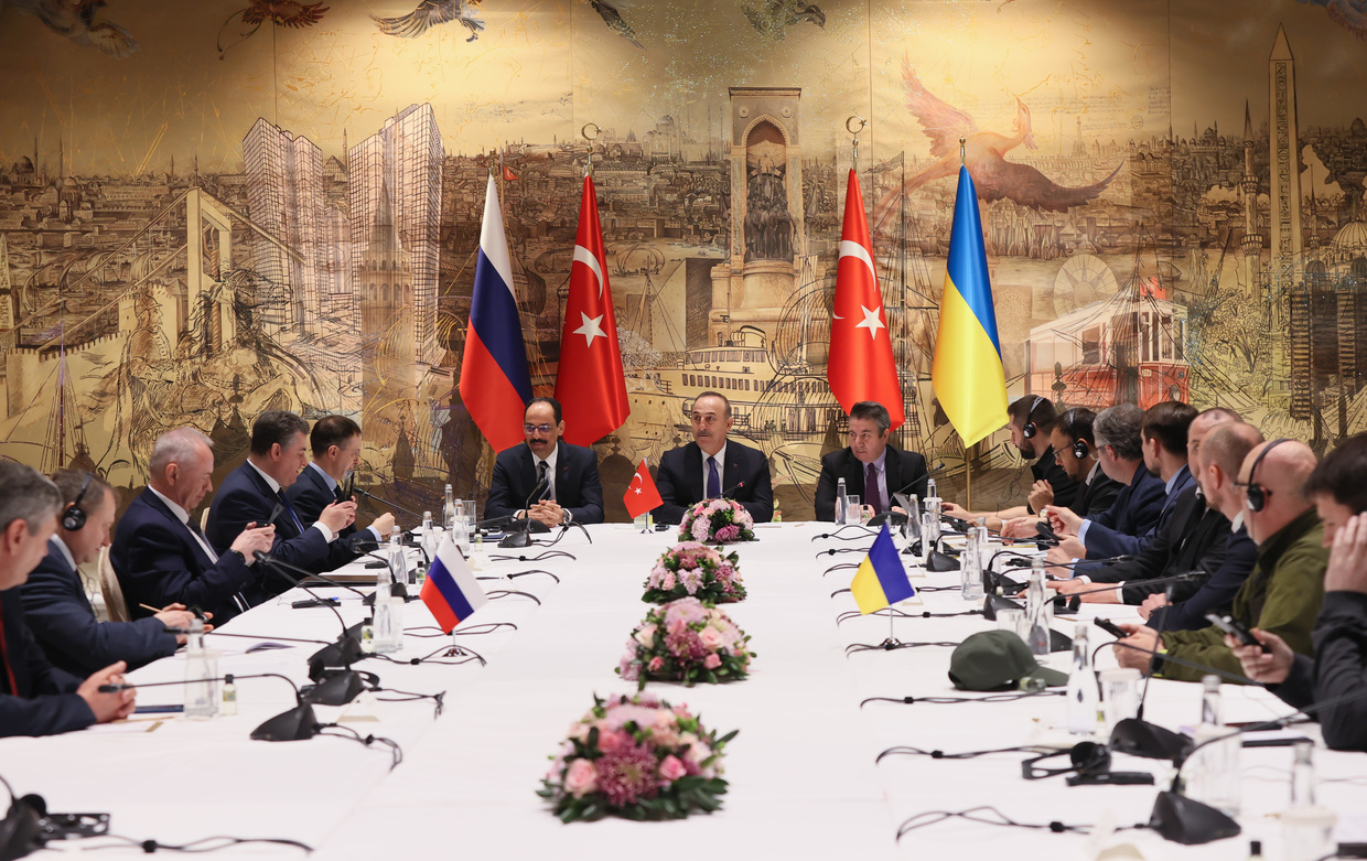Turkish Foreign Minister Mevlut Cavusoglu (C) gives a thank you speech during the peace talks between delegations from Russia and Ukraine at Dolmabahce Presidential Office in Istanbul, Turkiye on March 29, 2022. Photo: Cem Ozdel/Getty Images. 