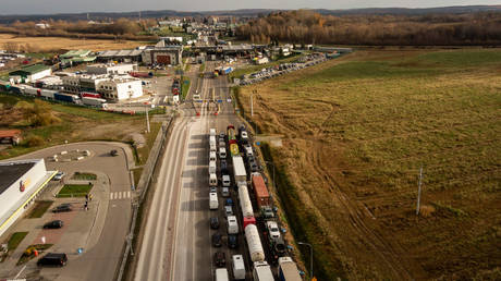 Polish farmers announce border blockade — RT World News