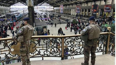 Drei Verletzte bei Messerangriff in Paris – RT World News
