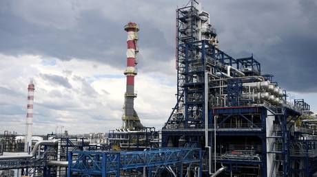 Russian gasoline production fell in January – Kommersant — RT Business News