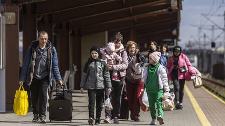 Immer mehr Polen lehnen staatliche Leistungen für ukrainische Flüchtlinge ab – Umfrage – RT World News
