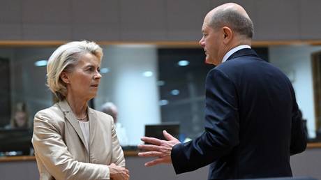 Ursula von der Leyen (L) and Olaf Scholz talk before a roundtable session at the EU headquarters in Brussels, Belgium, October 27, 2023