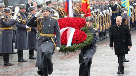 Putin marks major Russian military holiday (VIDEO) — RT Russia & Former Soviet Union