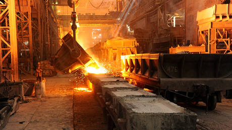 File photo: Pouring ferroalloy at the Chelyabinsk Electrometallurgical Plant.