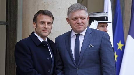 French President Emmanuel Macron (L) welcomes Slovak Prime Minister Robert Fico on February 26, 2024.