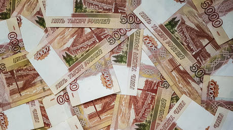 Keep money in Russia, Putin says — RT Business News