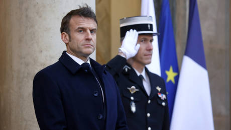 Macron stands by remarks on NATO troops in Ukraine — RT World News